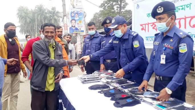 ময়মনসিংহে করোনাভাইরাস সংক্রমণ রোধে মাস্ক বিতরণ