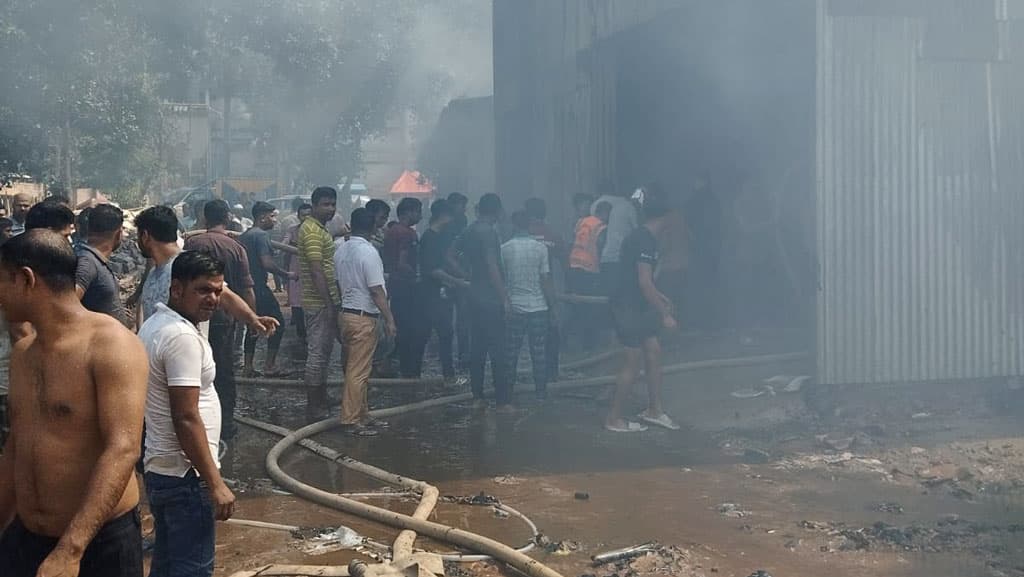 টঙ্গীতে কারখানার গুদামে আগুন, নিয়ন্ত্রণে ফায়ার সার্ভিসের ৪ ইউনিট