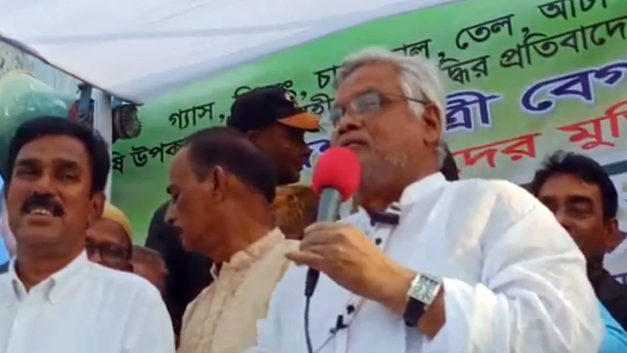 স্মার্ট স্মার্ট বলতে বলতে মঞ্চ ভেঙে পড়ে, ওবায়দুল কাদেরকে আমানউল্লাহ