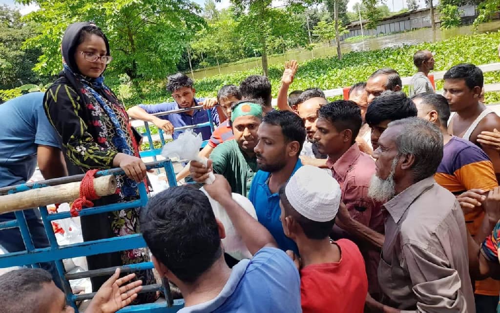 বন্যার্তদের পাশে এসইউবির সাবেক শিক্ষার্থীরা