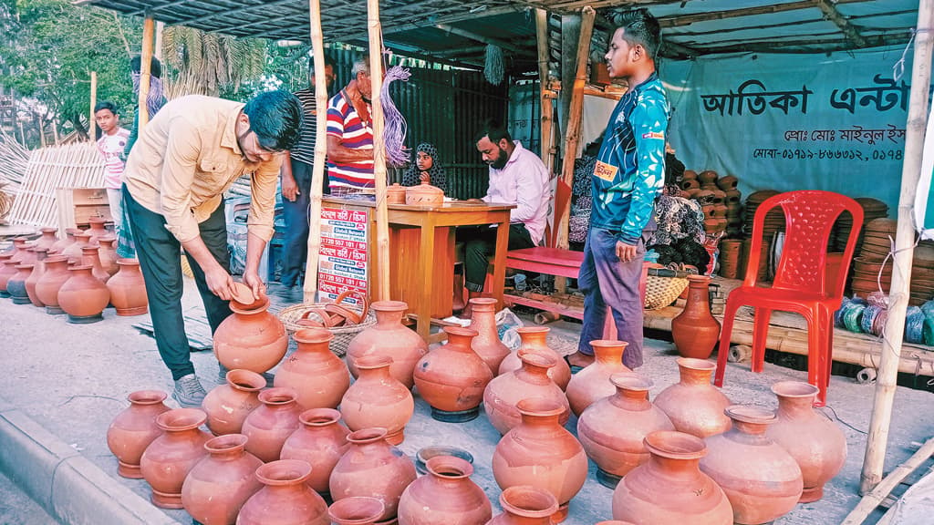 তৃষ্ণা মেটাচ্ছে মাটির পাত্রের ঠান্ডা পানি