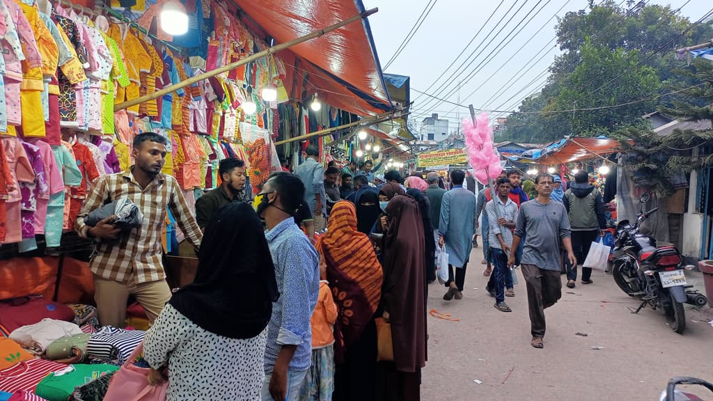 শীতপোশাক কিনতে ভিড় নিম্ন আয়ের মানুষের