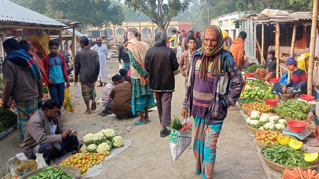 নাগালের বাইরে মাংস, সবজির দামও চড়া