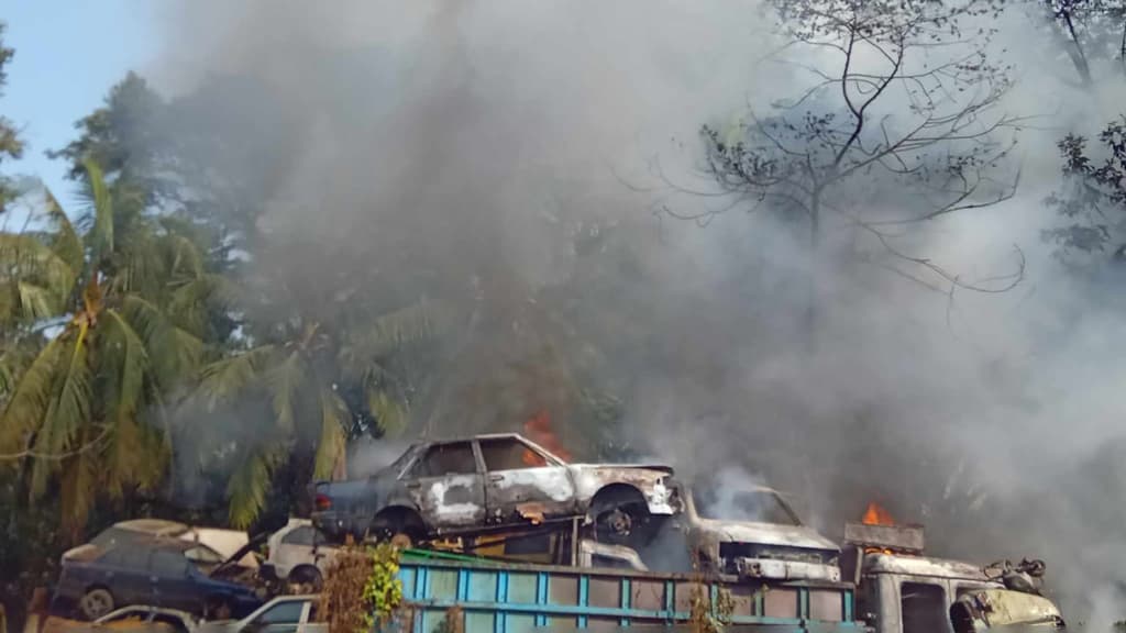 রাজধানীর শাহবাগ থানার ডাম্পিং স্টেশনে আগুন