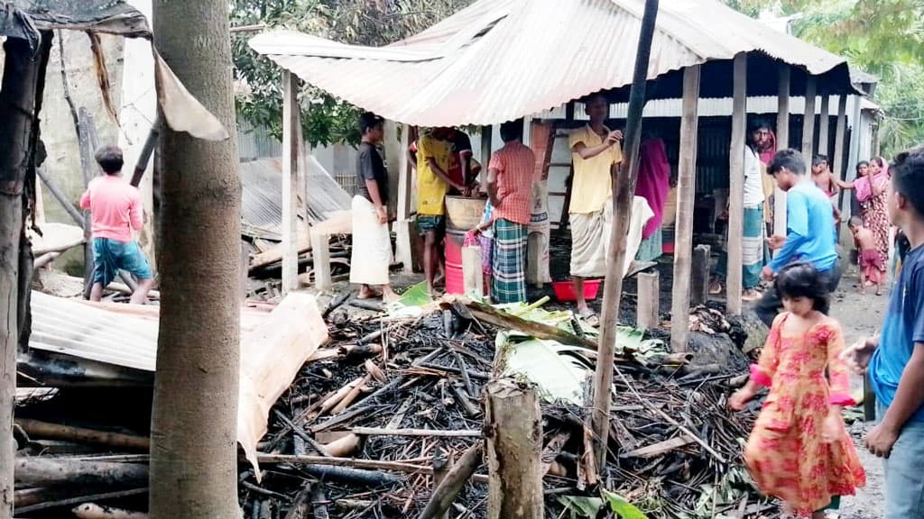 ধুনটে অগ্নিকাণ্ডে কৃষক দগ্ধ, পুড়েছে গবাদিপশুসহ ৩ ঘর