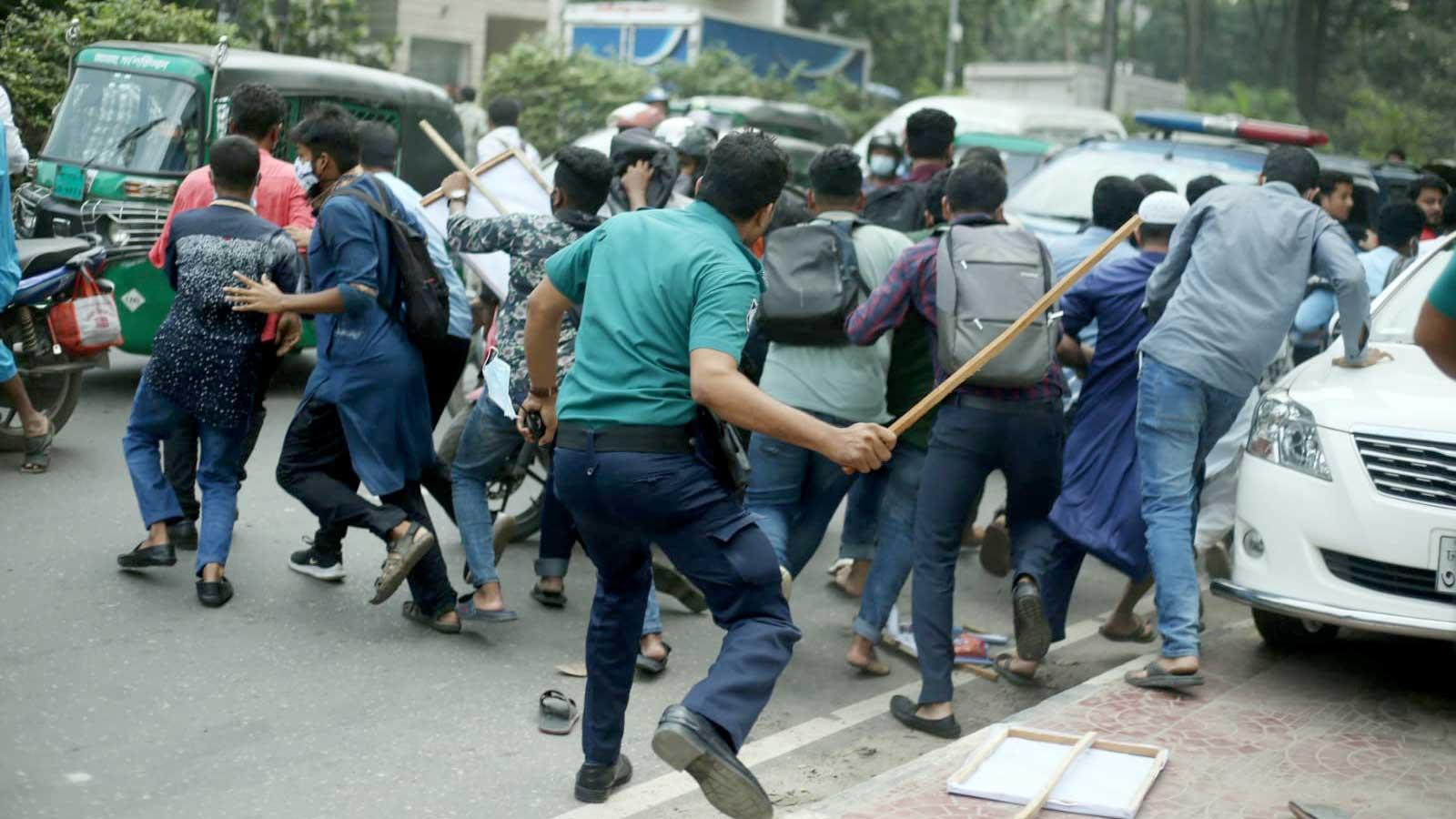 ই-অরেঞ্জের ভুক্তভোগীদের মিছিলে পুলিশের লাঠিচার্জ, আটক ২ 