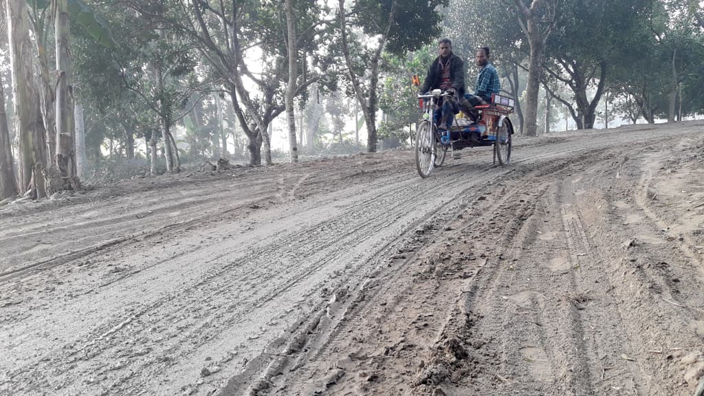 পাকা সড়কে কাদার দুর্ভোগ