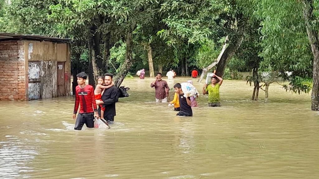 কুমিল্লায় গোমতীর বাঁধ ধসে লোকালয় প্লাবিত, আশ্রয়ের খোঁজে দিশাহারা মানুষ