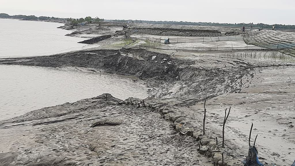 উপকূল রক্ষা বাঁধে ধস, ভাঙন আতঙ্কে এলাকাবাসী