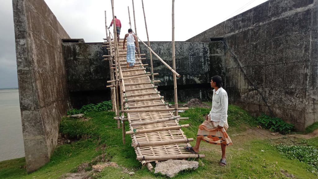 সাঁকো দিয়ে সেতু পারাপার