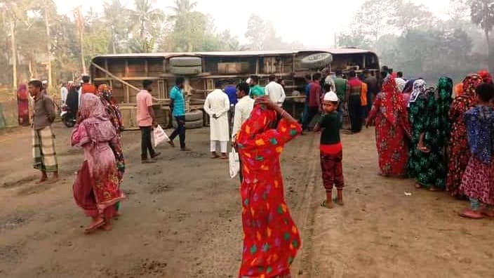 কেশবপুরে সড়কে বাস উল্টে সুপারভাইজার নিহত