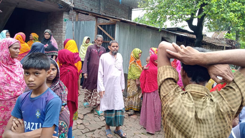 আম কুড়াতে গিয়ে বজ্রপাতে নারীসহ নিহত ৩