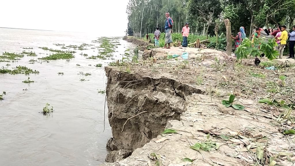 ‘নদীত ঘরবাড়ি ভাঙিয়ে গেল’