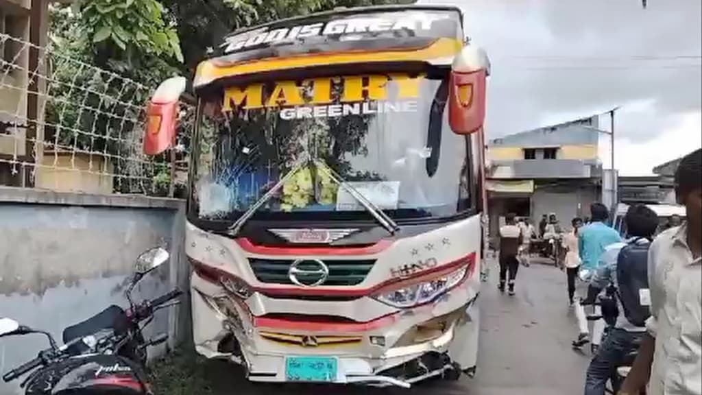 আশাশুনিতে বাস ও মোটরসাইকেলের সংঘর্ষে বাবা-ছেলে নিহত, মা আহত