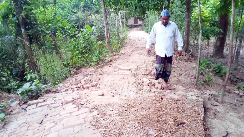 আগৈলঝাড়ায় ভাঙা রাস্তা সংস্কার না হওয়ায় দুর্ভোগ