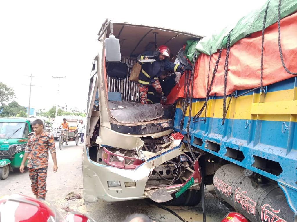 দাঁড়িয়ে থাকা ট্রাকে বাসের ধাক্কায় নিহত ১, আহত ১২ 