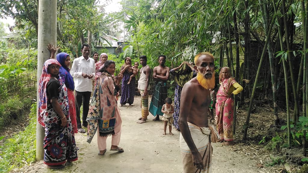 ৬ মাস ধরে বন্ধ রাস্তা, ১৫ পরিবারের চরম ভোগান্তি