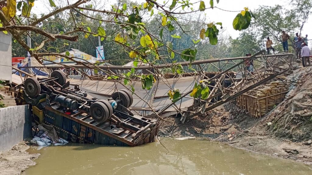 বরিশাল-ভোলা সড়কে ১ মাস আগে নির্মিত ব্রিজ ভেঙে খালে, যান চলাচল বন্ধ