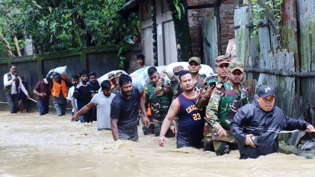 বন্যার্তদের উদ্ধারে ৬ জেলায় সশস্ত্র বাহিনীর কার্যক্রম