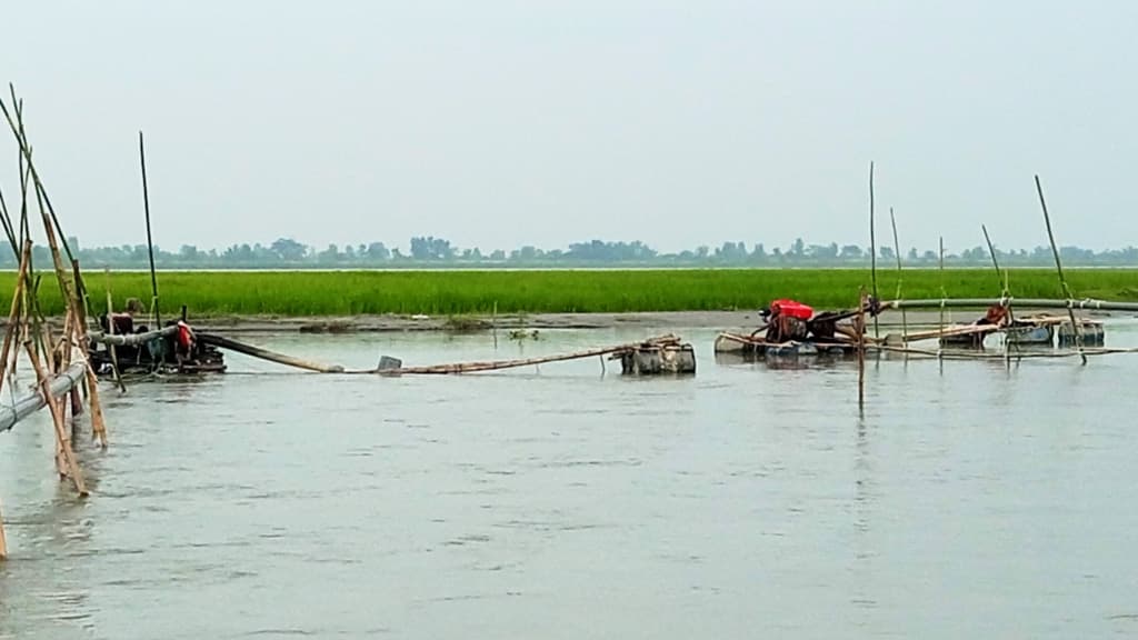 ক্ষতিগ্রস্তদের সহায়তার নামে বালু তুলে বিক্রি