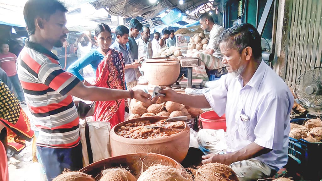 দুর্গাপূজায় গুড়-নারকেলের কদর তুঙ্গে