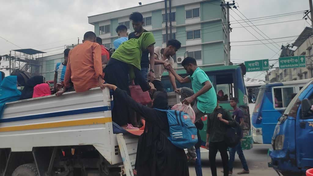 ঢাকা-ময়মনসিংহ মহাসড়কে মানুষের ঢল, গণপরিবহন সংকটে ভোগান্তি 