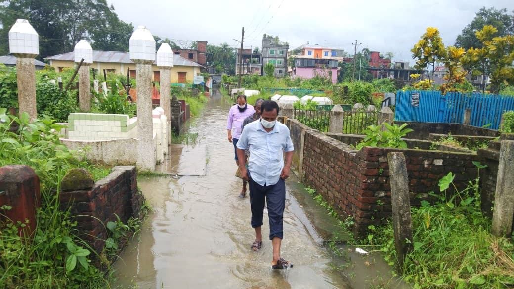 একটু বৃষ্টিতেই কবরস্থানে জমে পানি