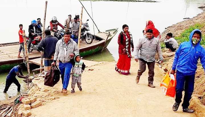 পানির অভাবে পড়ে আছে ফেরি, ভোগান্তিতে এলাকাবাসীরা