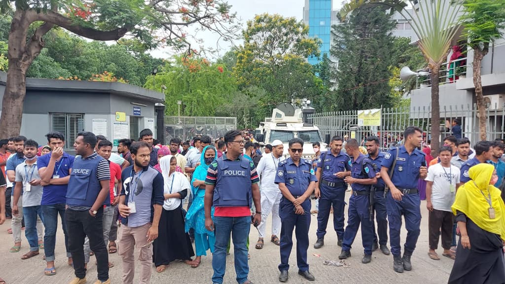 শ্রীপুরে বকেয়ার দাবিতে দ্বিতীয় দিনেও অবস্থান করছেন কারখানার শ্রমিকেরা