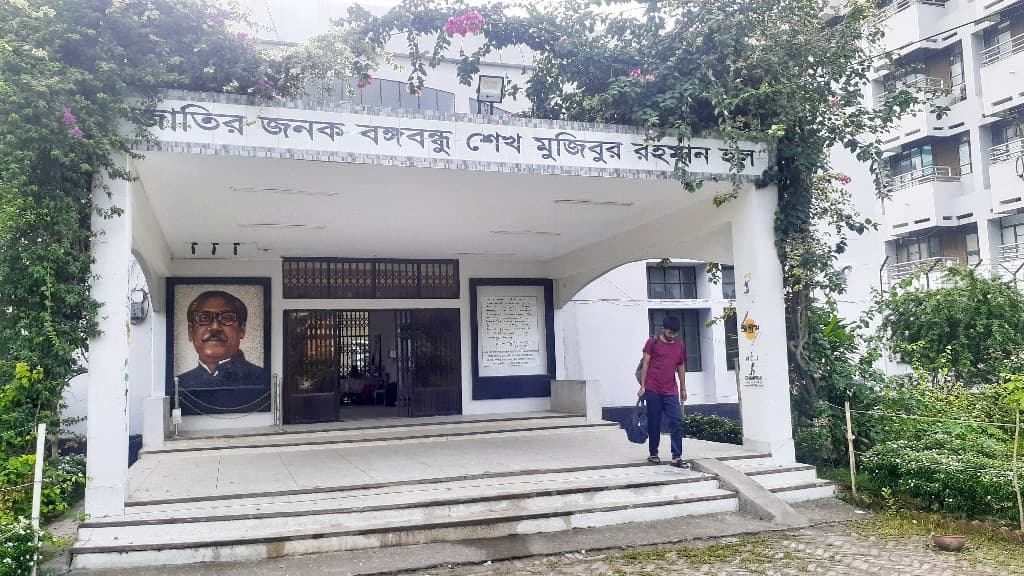 শেষ দিনে হল ছাড়ছেন খুবি শিক্ষার্থীরা