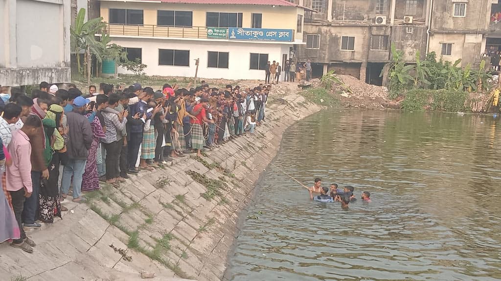 পানি নিতে পুকুরে, পা পিছলে ডুবে মরলেন চালকের সহকারী