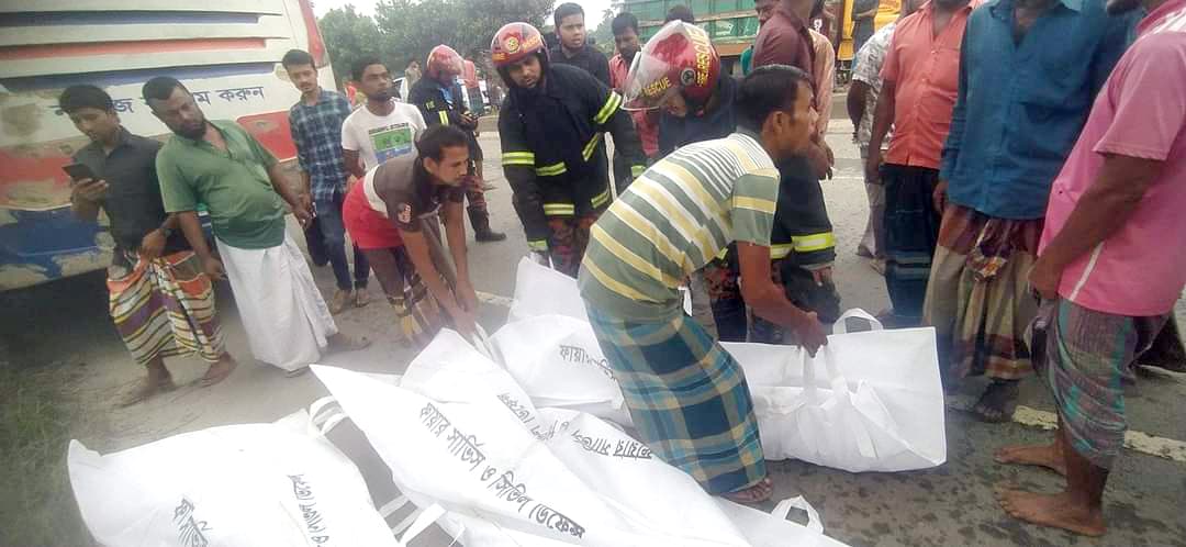 ত্রিশালে দাঁড়িয়ে থাকা বাসে আরেক বাসের ধাক্কা, নিহত ৪  