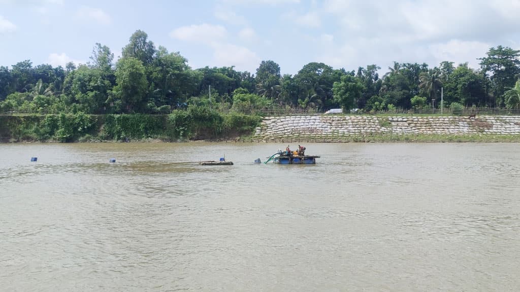 বাঁকখালী নদীর বালু লুটছে আওয়ামী লীগ নেতারা