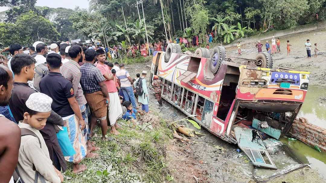 যাত্রীবাহী বাস খাদে পরে আহত ২০ 