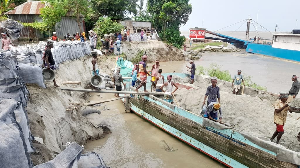 হঠাৎ ফেরিঘাটে ভাঙন, নদীগর্ভে বিলীন বসতভিটা