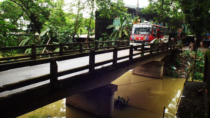 সড়কে ঝুঁকিপূর্ণ সরু সেতু