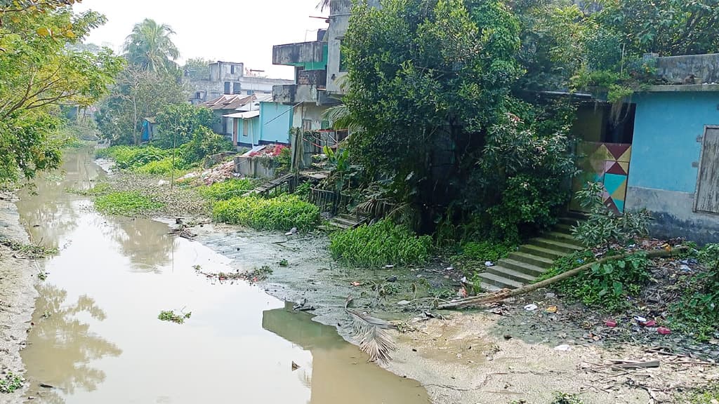 অবৈধ স্থাপনায় আটকে আছে ২৫০ কোটির খনন প্রকল্প