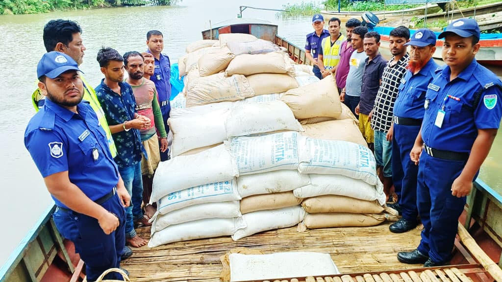 মধ্যনগরে ৯ হাজার কেজি চিনিসহ আটক ৭ 