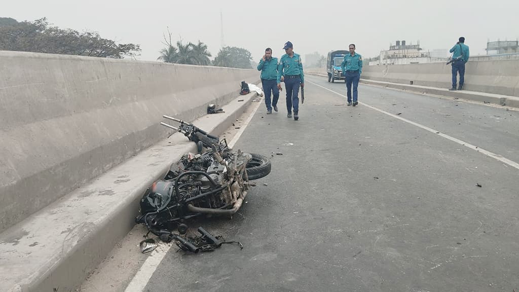 টঙ্গীতে বাস-মোটরসাইকেল সংঘর্ষ, বিশ্ববিদ্যালয় শিক্ষকসহ নিহত ২