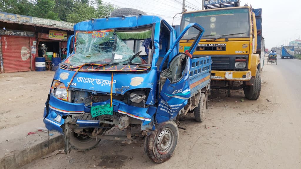 শ্রীপুরে ট্রাকের পেছনে পিকআপের ধাক্কা, নিহত ২