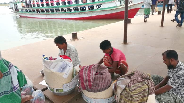 লঞ্চঘাটের হকারদের পেশা বদলের ভাবনা