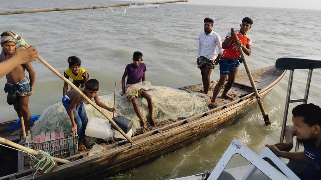 মেঘনার অভয়াশ্রমে মাছ শিকার, ১০ জেলেকে জরিমানা