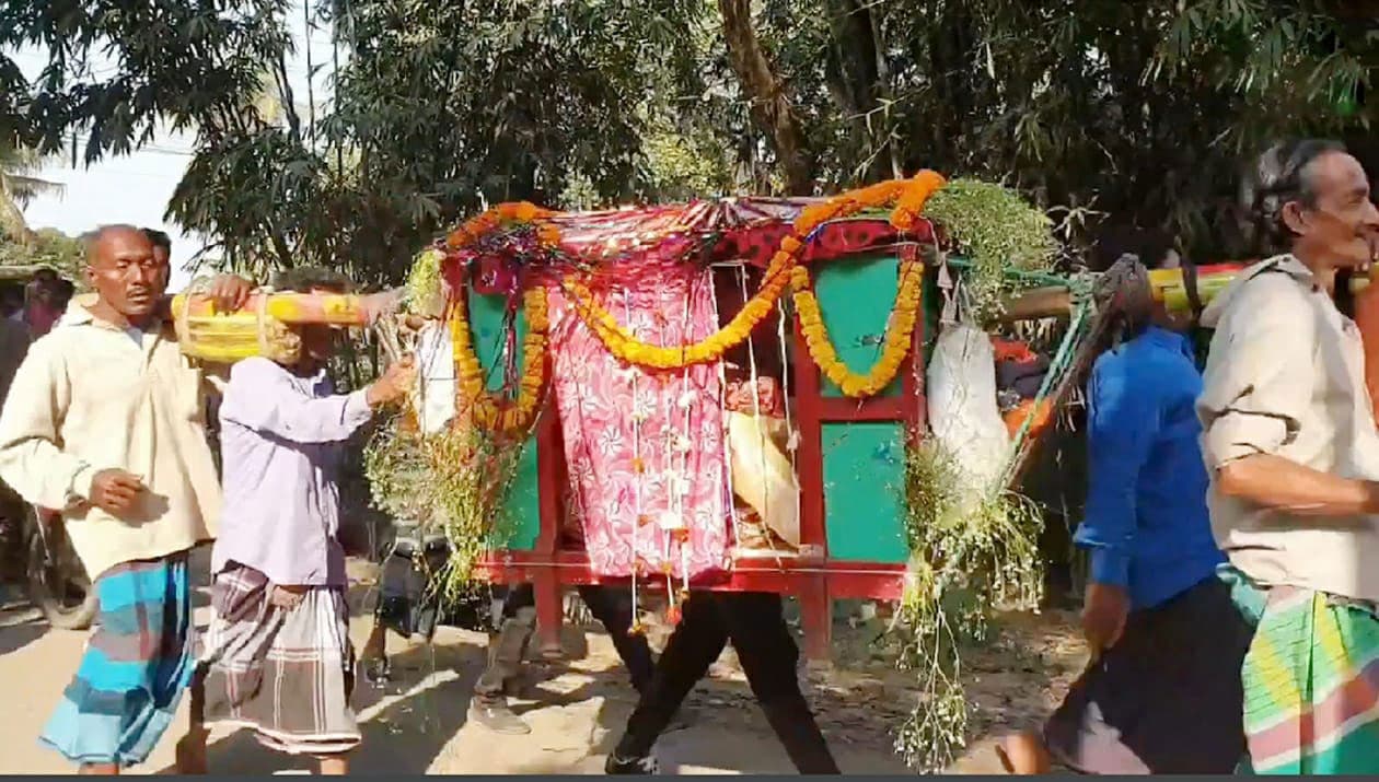 পালকিতে চড়ে কনের বাড়ি এলেন বর