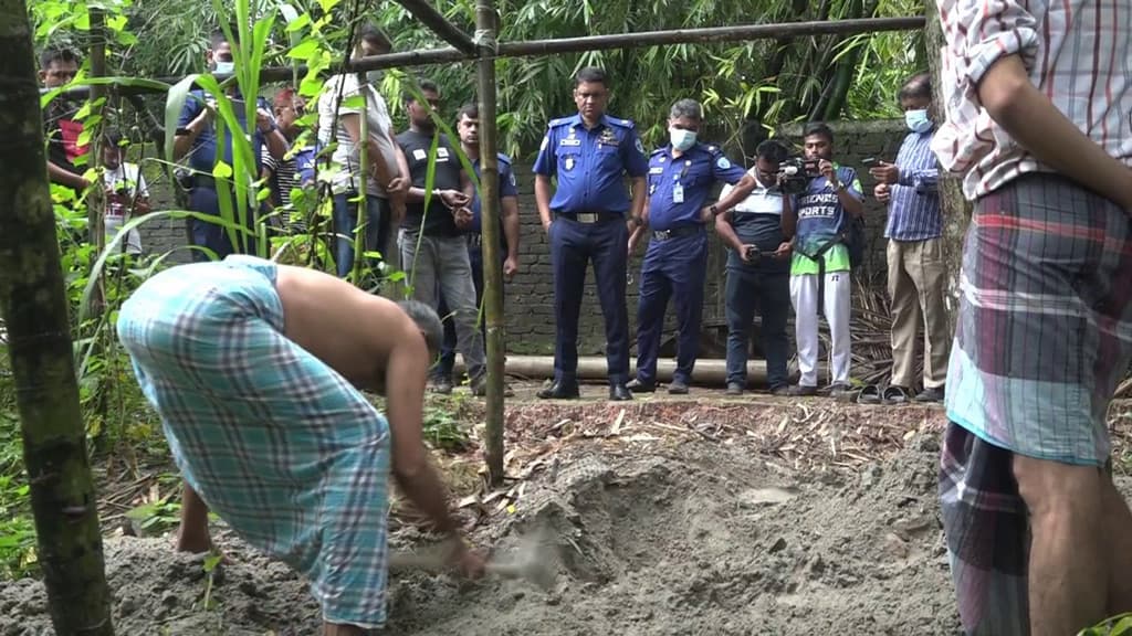 লক্ষ্মীপুরে নিখোঁজের ৭ দিন পর মাটির নিচ থেকে এনজিও কর্মীর লাশ উদ্ধার, আটক ১