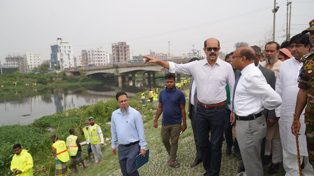 খাল পরিষ্কার করতে গিয়ে মশার কামড়ে অতিষ্ঠ মন্ত্রী ও মেয়র