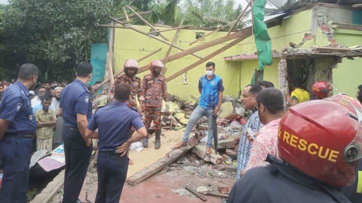 পটকা তৈরির কারখানায় বিস্ফোরণে ২ শ্রমিকের মৃত্যু, পুলিশের মামলা