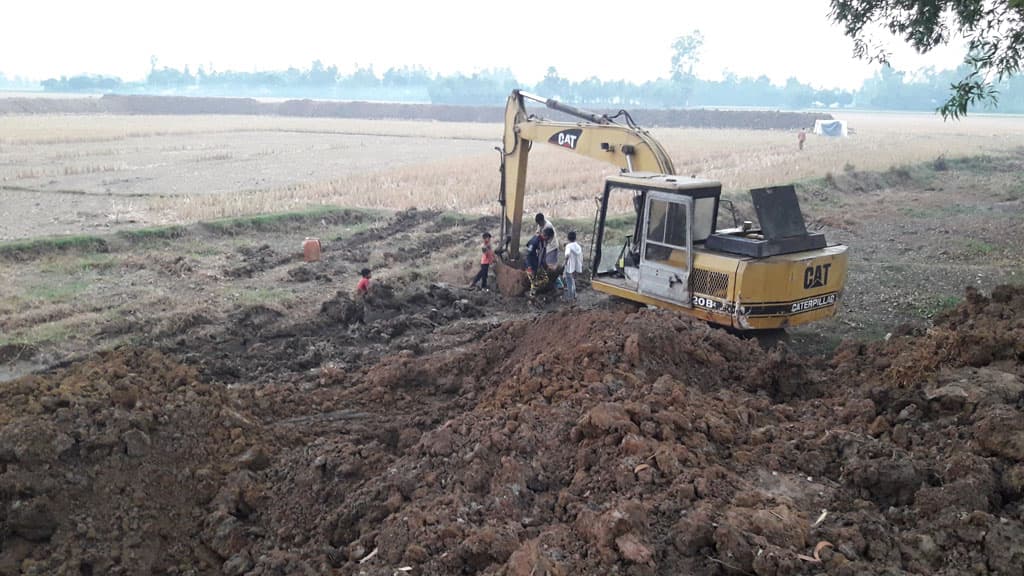 তাড়াশে ফসলি জমিতে চলছে পুকুর খনন, কমছে ফসল উৎপাদন