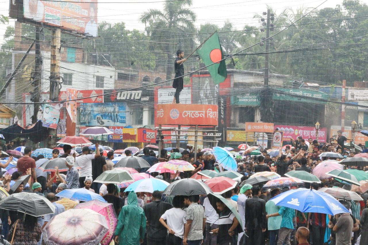 বৃষ্টি উপেক্ষা করে বগুড়ার সাতমাথায় শিক্ষার্থীদের অবস্থান নিয়ে বিক্ষোভ