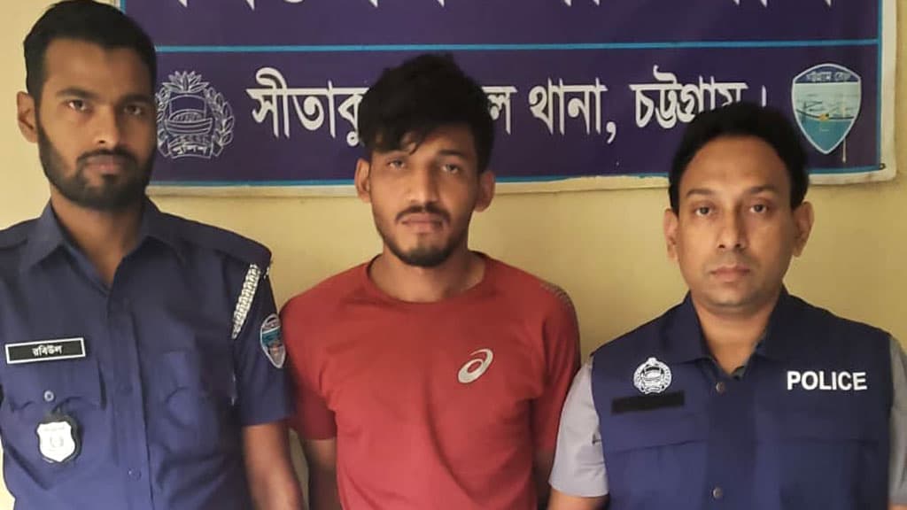 সীতাকুণ্ডে ৭ মামলার আসামি হান্নান অস্ত্রসহ গ্রেপ্তার