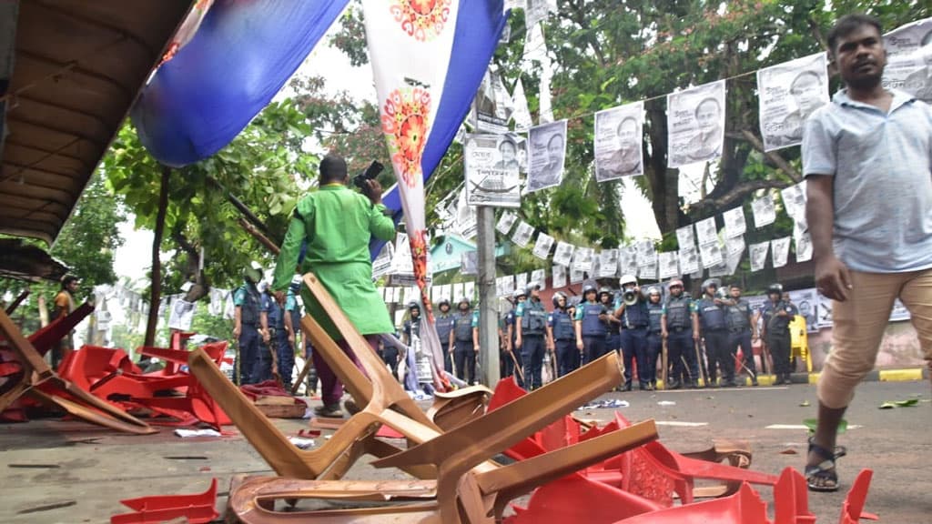 ভোটকেন্দ্রের বাইরে দুই কাউন্সিলর পদপ্রার্থীর সমর্থকদের মধ্যে সংঘর্ষ